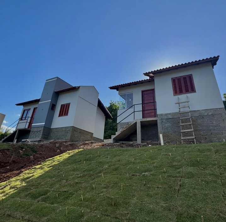 As duas casas construídas para vender